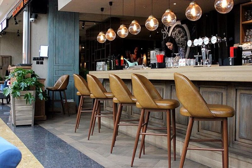 Барная столешница из массива дуба в ресторане Osteria Mario**, установленная компанией «EXPERT RETAIL». Масляной состав защищает дерево от повреждений и подчёркивает его естественную текстуру