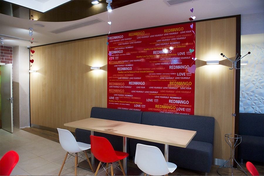 Интерьер кафе Red Mango в авангардном стиле