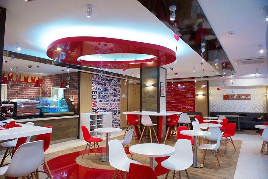 Стильная обстановка и декор в кафе Red Mango