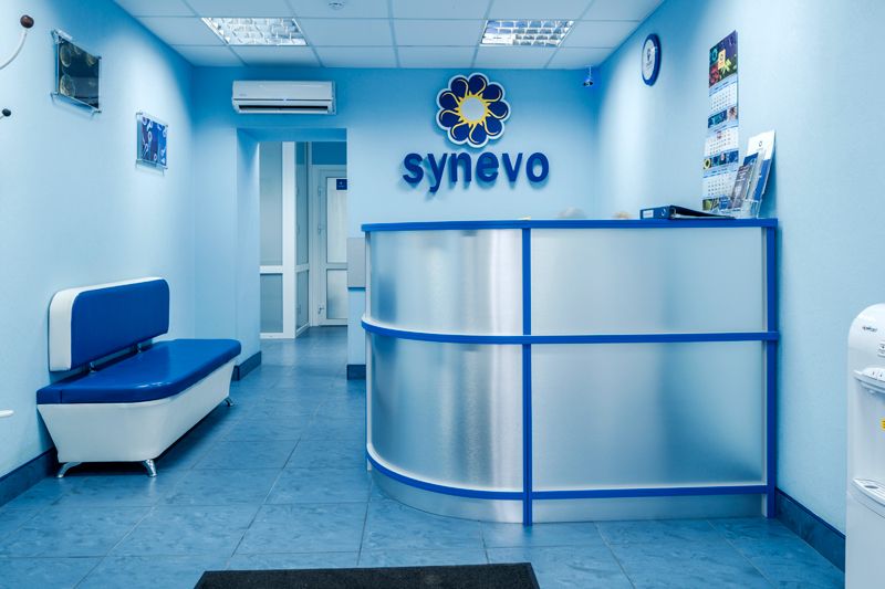 Стойка ресепшн для медицинского холдинга Synevo